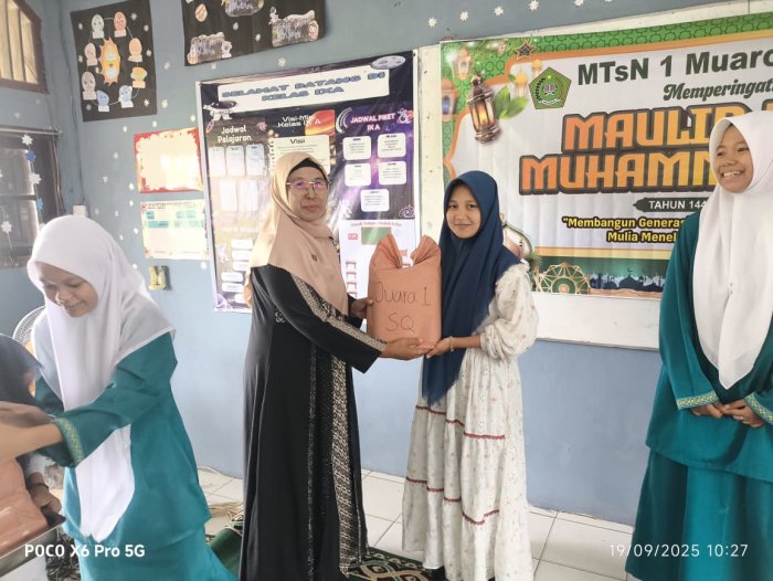 MTsN 1 Muaro Jambi Bagikan Hadiah Lomba Maulid Nabi