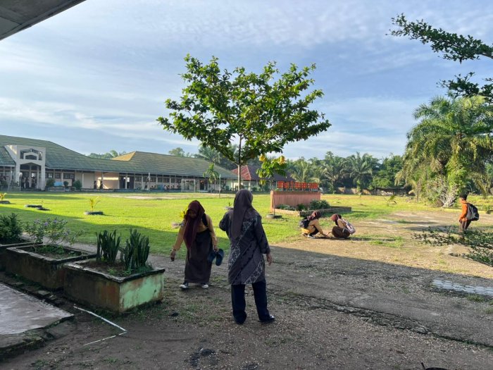Guru Piket MTsN 1 Muaro Jambi Jaga Kebersihan Madrasah Guru Piket MTsN 1 Muaro Jambi Jaga Kebersihan Madrasah