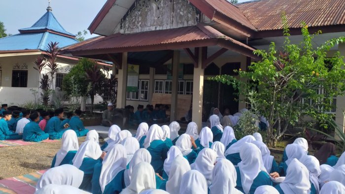 MTsN 1 Muaro Jambi Gelar Yasinan untuk Almarhum Drs. H. Mohd. Damiri bin Mohd. Arief