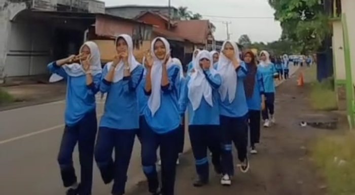 Jalan Sehat MTsN 1 Muaro Jambi Pererat Kebersamaan Jalan Sehat MTsN 1 Muaro Jambi Pererat Kebersamaan