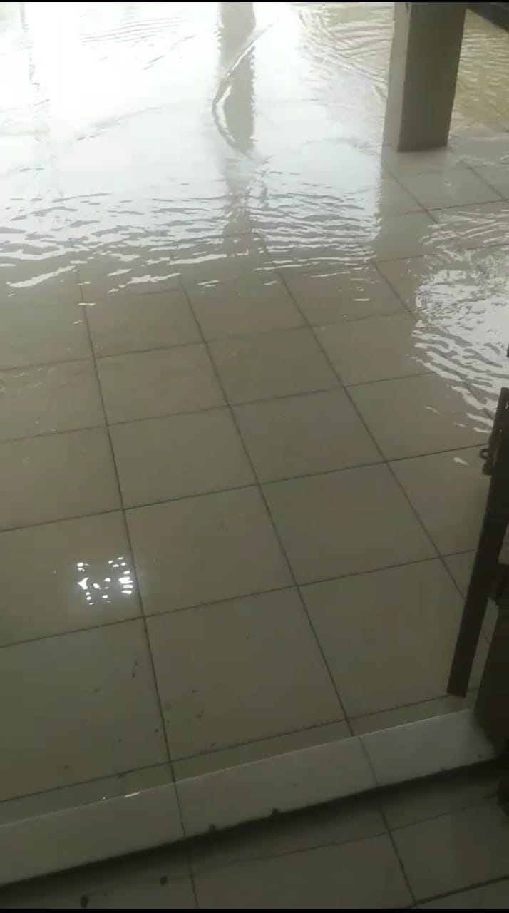 Banjir Rendam Halaman dan Ruang Kantor, Aktivitas Kerja Terhenti