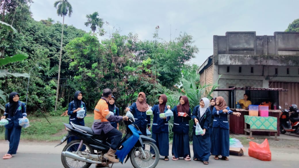 Tebar Kepedulian OSIM MTsN 1 Muaro Jambi Gelar Berbagi Takjil Pada Bulan Ramadhan 1446 H