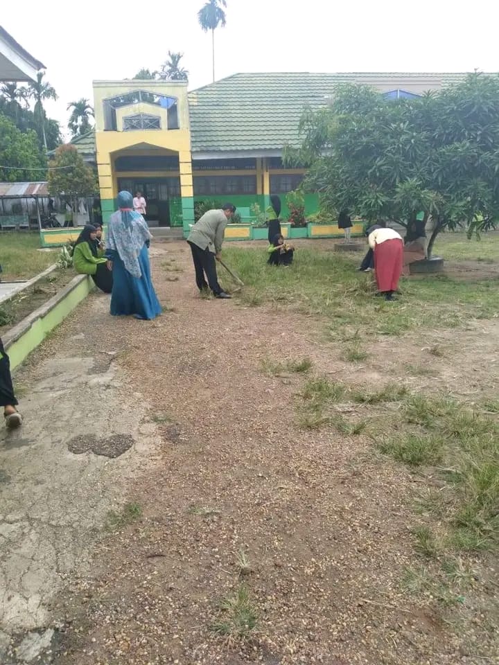 Giat Bersih Menyambut Pembelajaran T.P 2024/2025