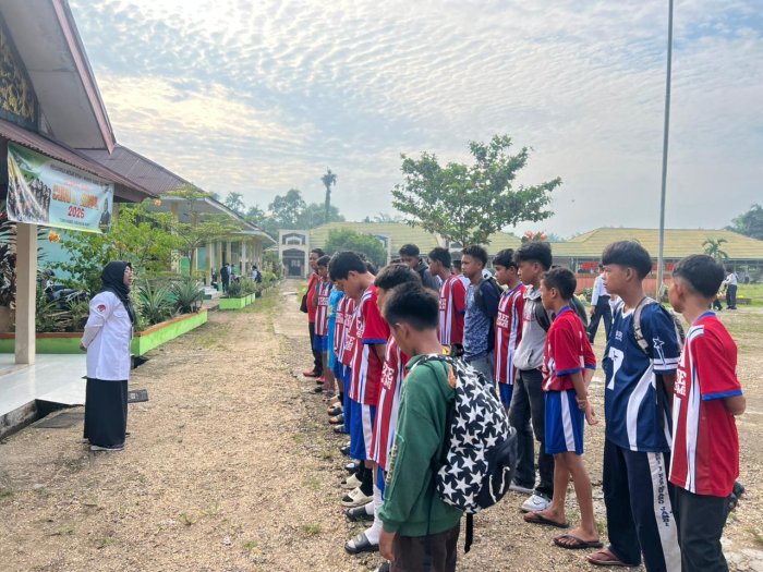 Kepala MTsN 1 Muaro Jambi Lepas Tim Sepak Bola ke Liga Pelajar Kepala MTsN 1 Muaro Jambi Lepas Tim Sepak Bola ke Liga Pelajar