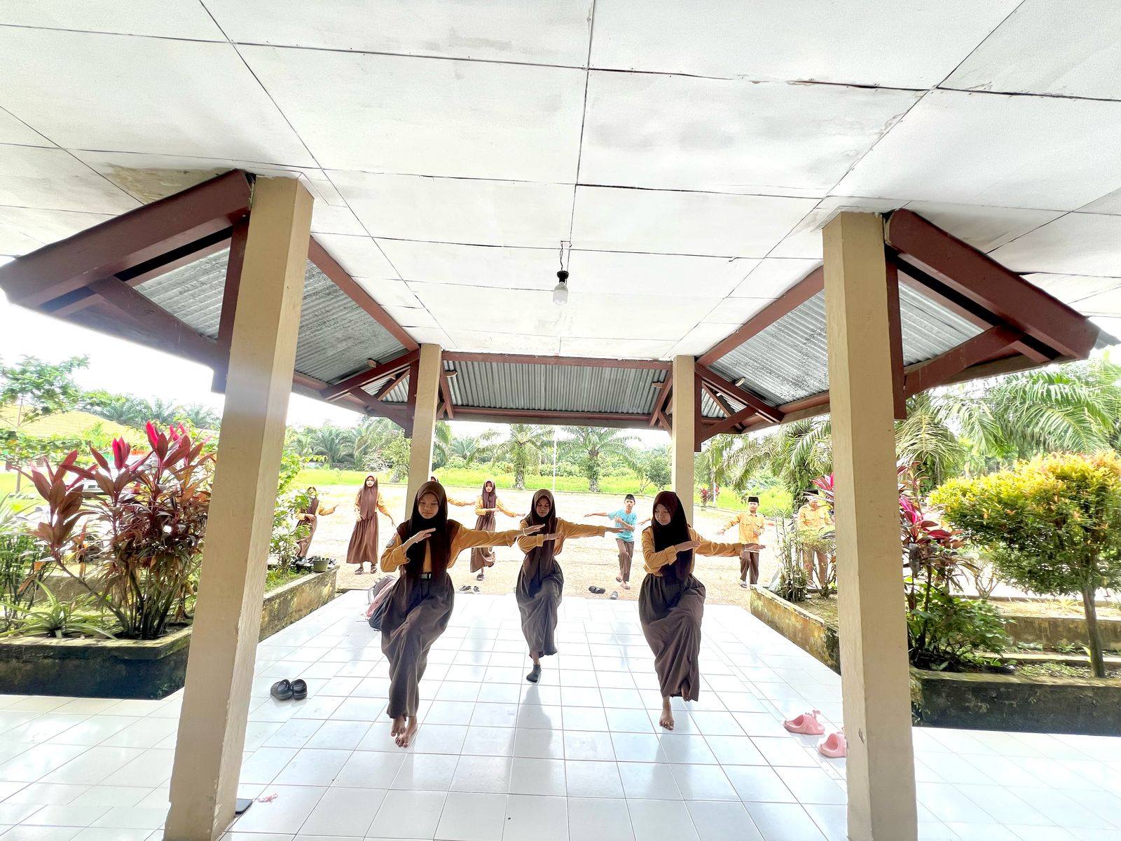 Dengan Penuh Semangat Kelas VIII A, ikuti latihan Senam Anak Indonesia Hebat Dengan Penuh Semangat Kelas VIII A, ikuti latihan Senam Anak Indonesia Hebat