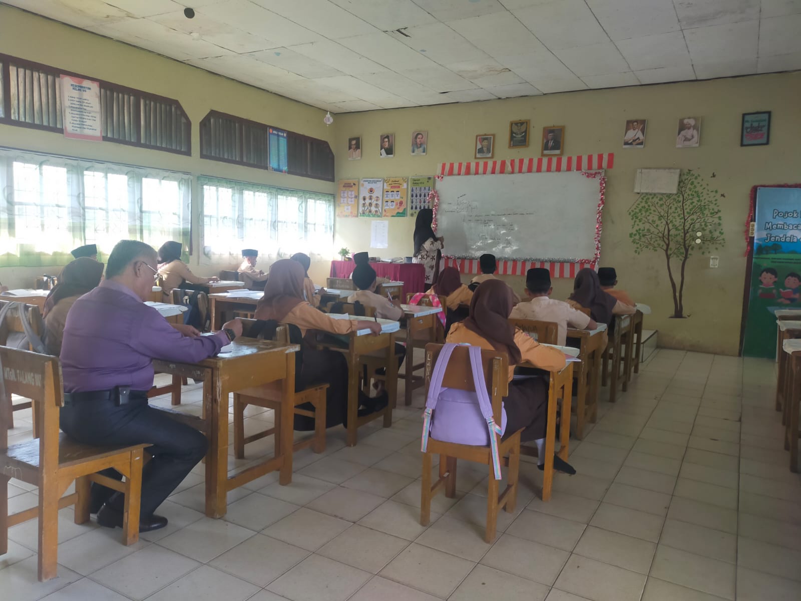 Guru Senior Turut Membantu Pelaksanaan Supervisi Kelas