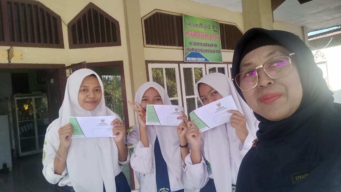 BAZNAS Santuni 5 Siswa MTsN 1 Muaro Jambi, Tumbuhkan Semangat Belajar BAZNAS Santuni 5 Siswa MTsN 1 Muaro Jambi, Tumbuhkan Semangat Belajar