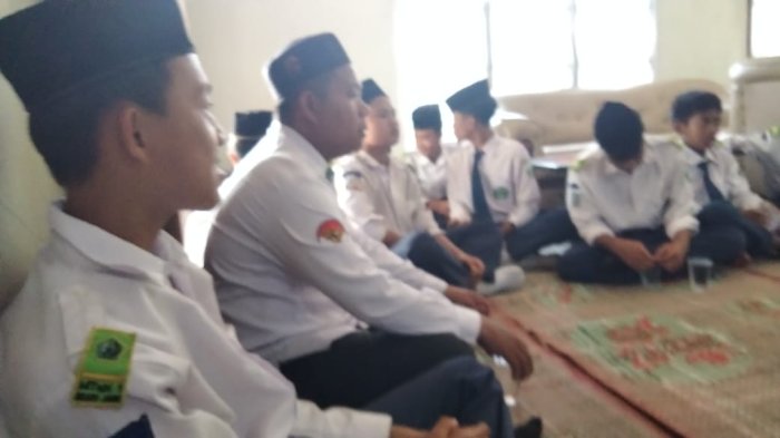 MTsN 1 Muaro Jambi Takziah ke Rumah Siswa Berduka