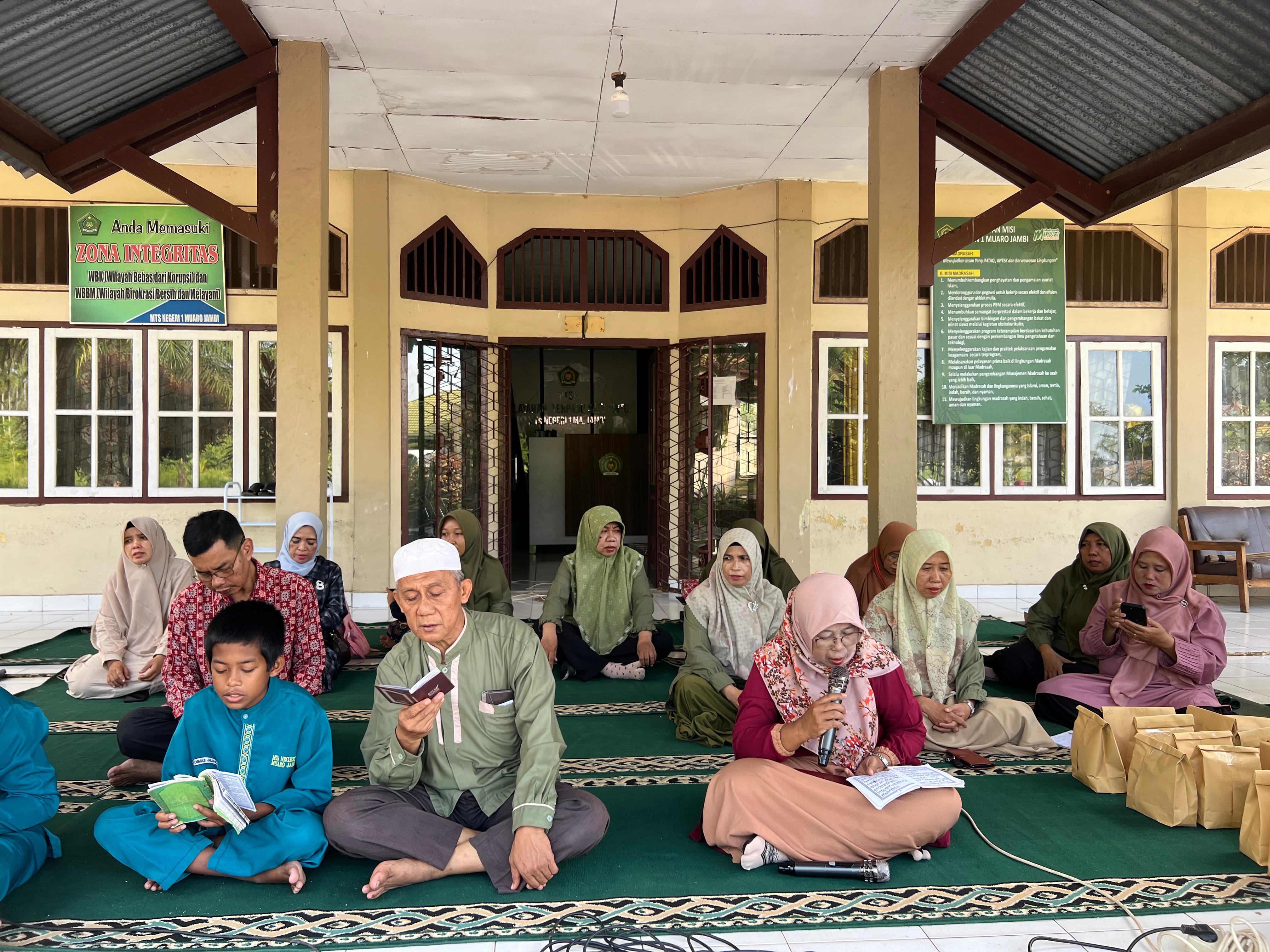 Tradisi Yasinan Akhir Semester Genap Sebagai Wadah Pendidikan Spiritual Siswa 2024/2025 Tradisi Yasinan Akhir Semester Genap Sebagai Wadah Pendidikan Spiritual Siswa 2024/2025