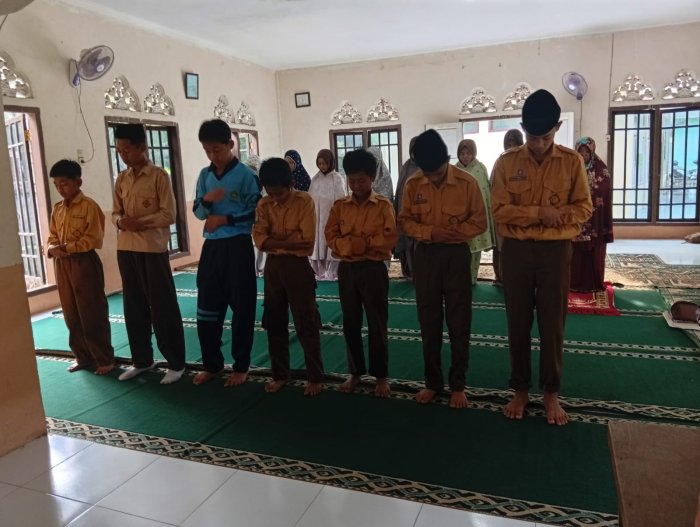 Siswa MTsN 1 Muaro Jambi Adakan Sholat Dhuha Bersama Siswa MTsN 1 Muaro Jambi Adakan Sholat Dhuha Bersama