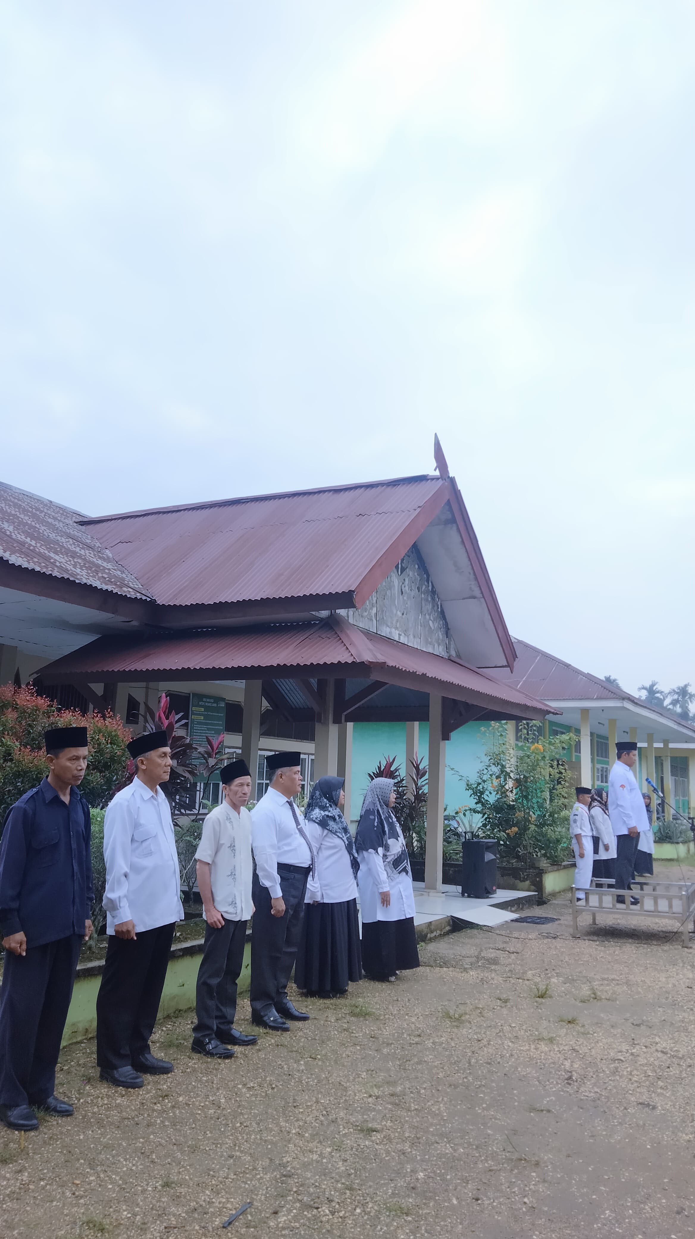 Sukin, S.Pd, Waka Kurikulum Bertindak Sebagai Pembina Upacara