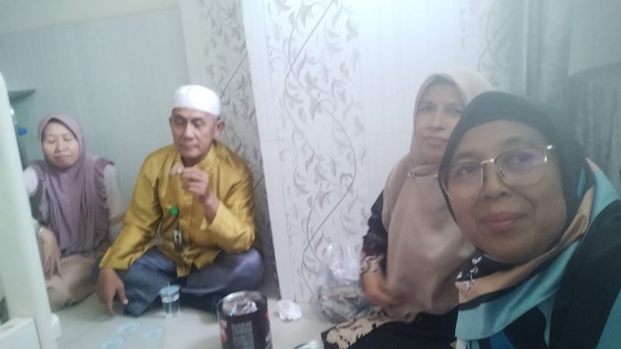 Guru MTsN 1 Muaro Jambi Jenguk Anak Rekan yang Sakit Guru MTsN 1 Muaro Jambi Jenguk Anak Rekan yang Sakit