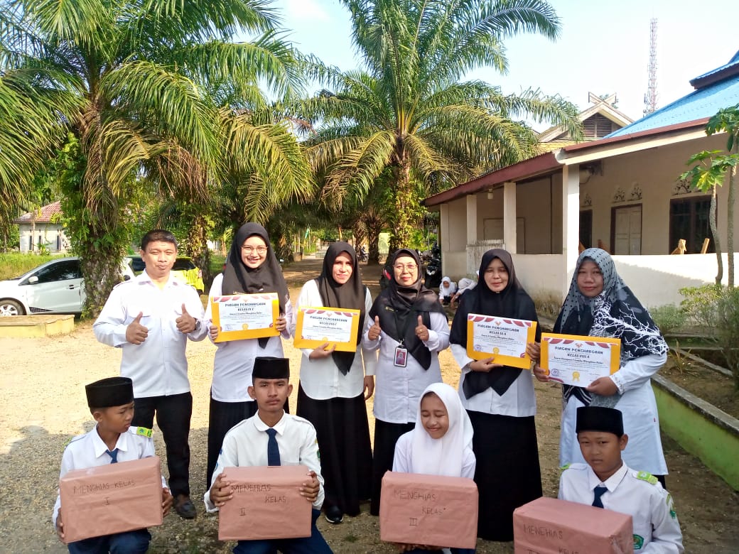 Pemberian Hadiah Lomba Menghias Kelas