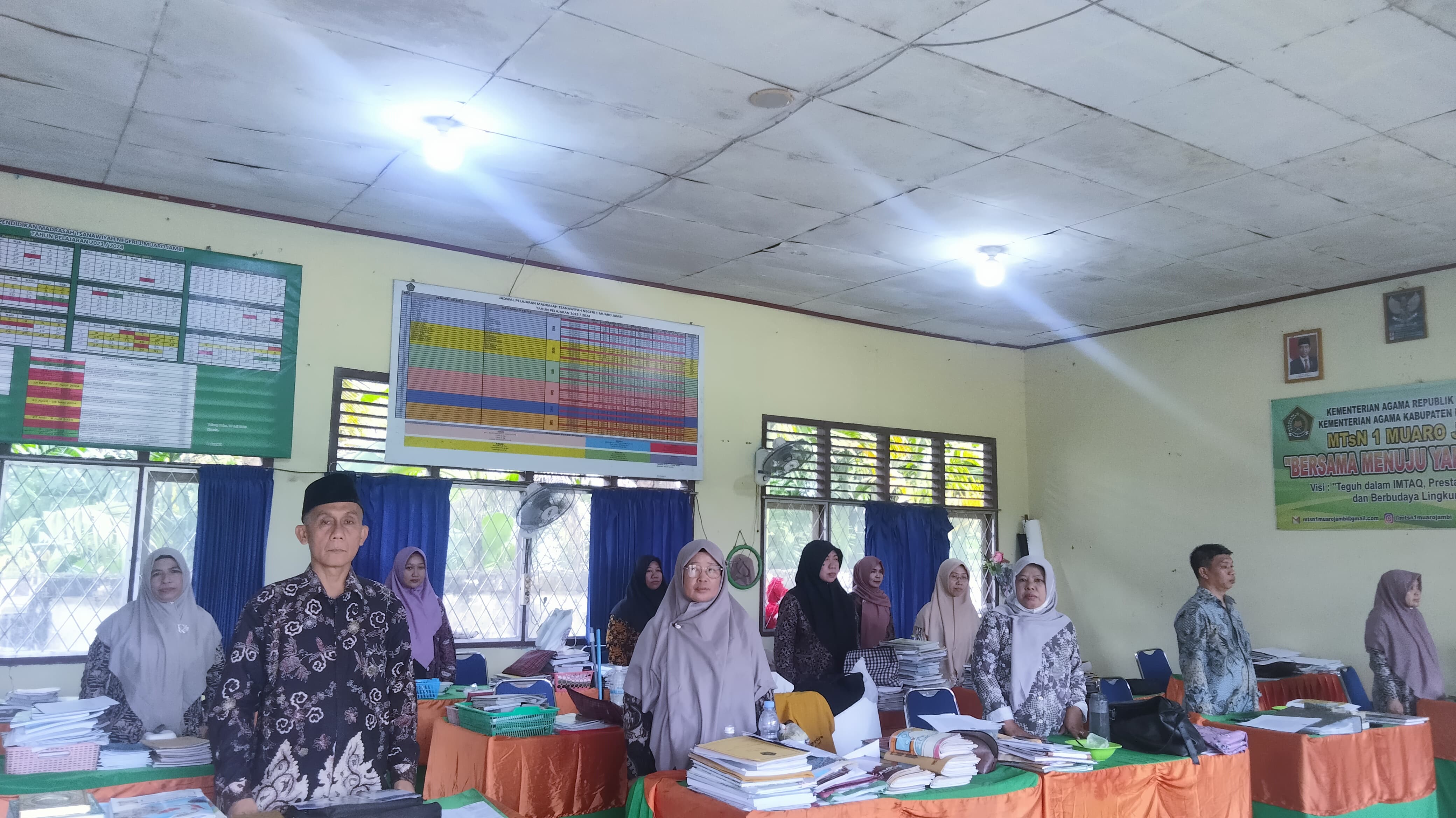 GTK MTsN 1 Muaro Jambi Ikuti Instruksi Perdengarkan Pembacaan Teks Pancasila dan Panca Prasetya Korpri