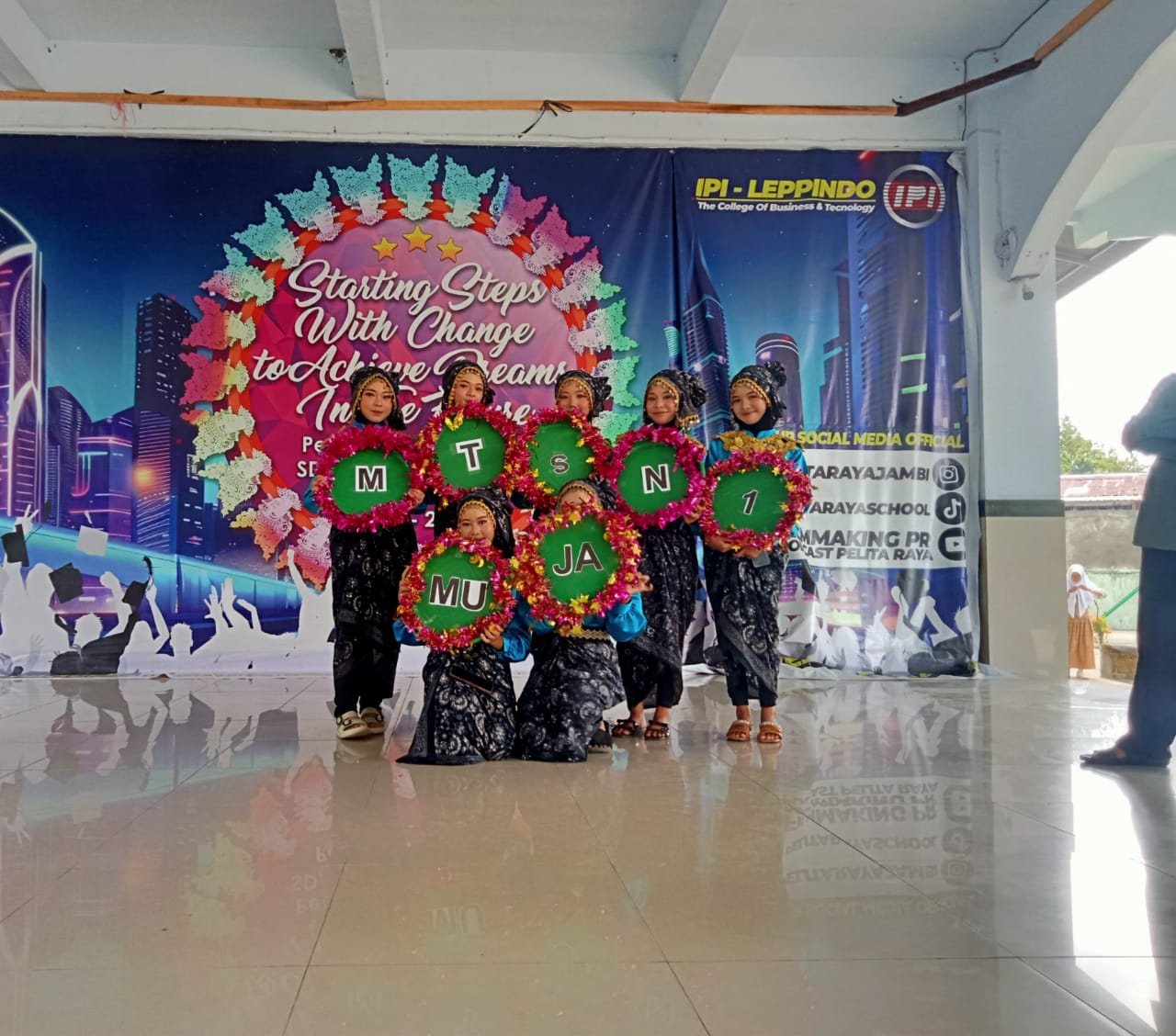 Tim Tari MTsN 1 Muaro Jambi Unjuk Kebolehannya Pada Lomba Tari Kreasi Yayasan Pendidikan Pelita Raya Tim Tari MTsN 1 Muaro Jambi Unjuk Kebolehannya Pada Lomba Tari Kreasi Yayasan Pendidikan Pelita Raya