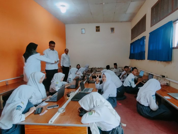 Kepala MTsN 1 Muaro Jambi Pantau Gladi TKA Hari Pertama Kepala MTsN 1 Muaro Jambi Pantau Gladi TKA Hari Pertama