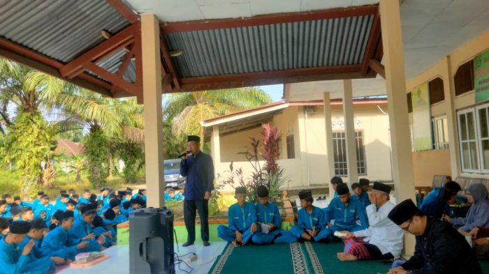 MTsN 1 Muaro Jambi Gelar Yasinan Rutin, Kepala Madrasah : Kunci Keberhasilan adalah Sholat 5 Waktu.