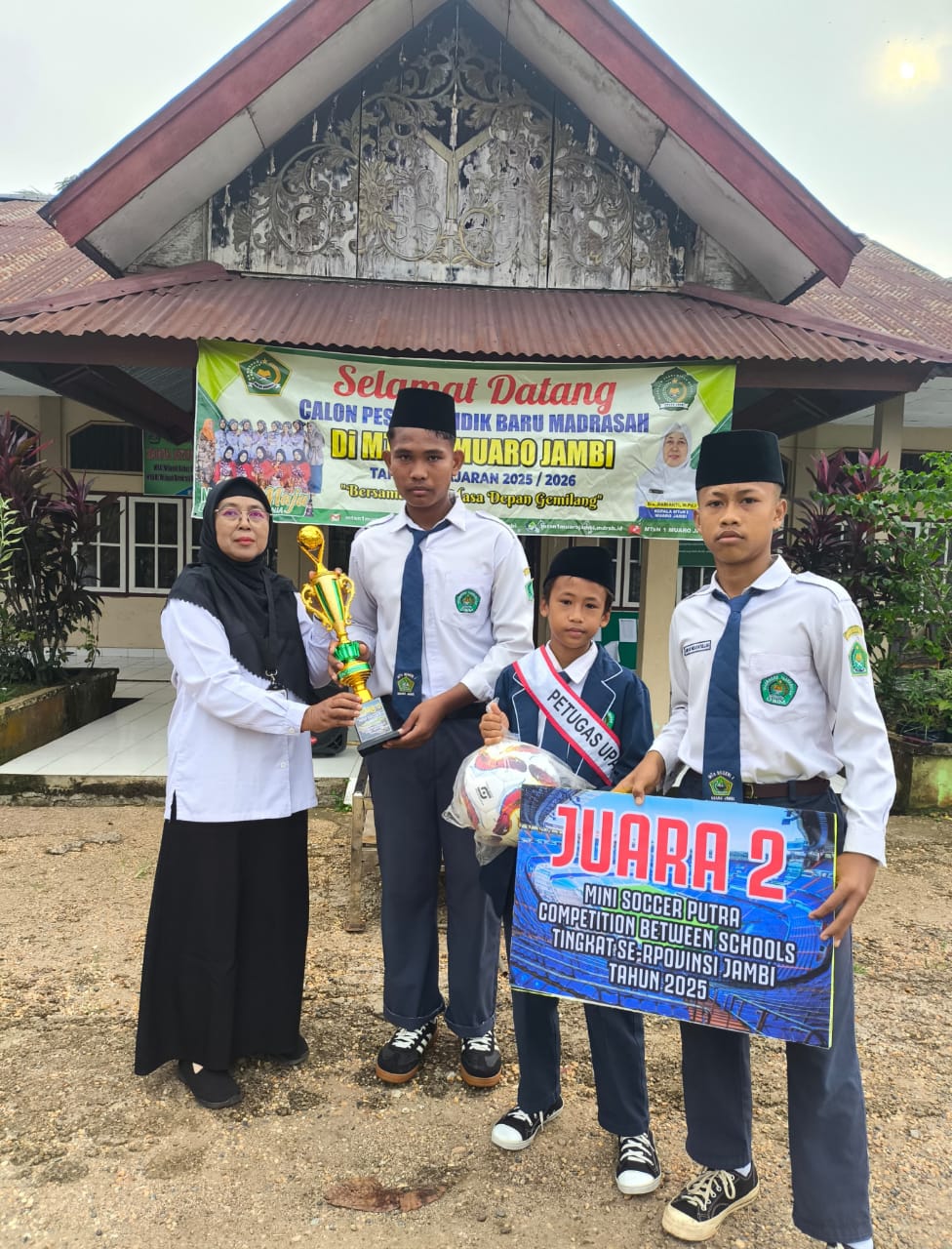 Piala Sepak Bola Diberikan Pasca Acara Pembukaan Matsama T.P 2025/2026, Simbol Motivasi Pendidikan Masa Depan