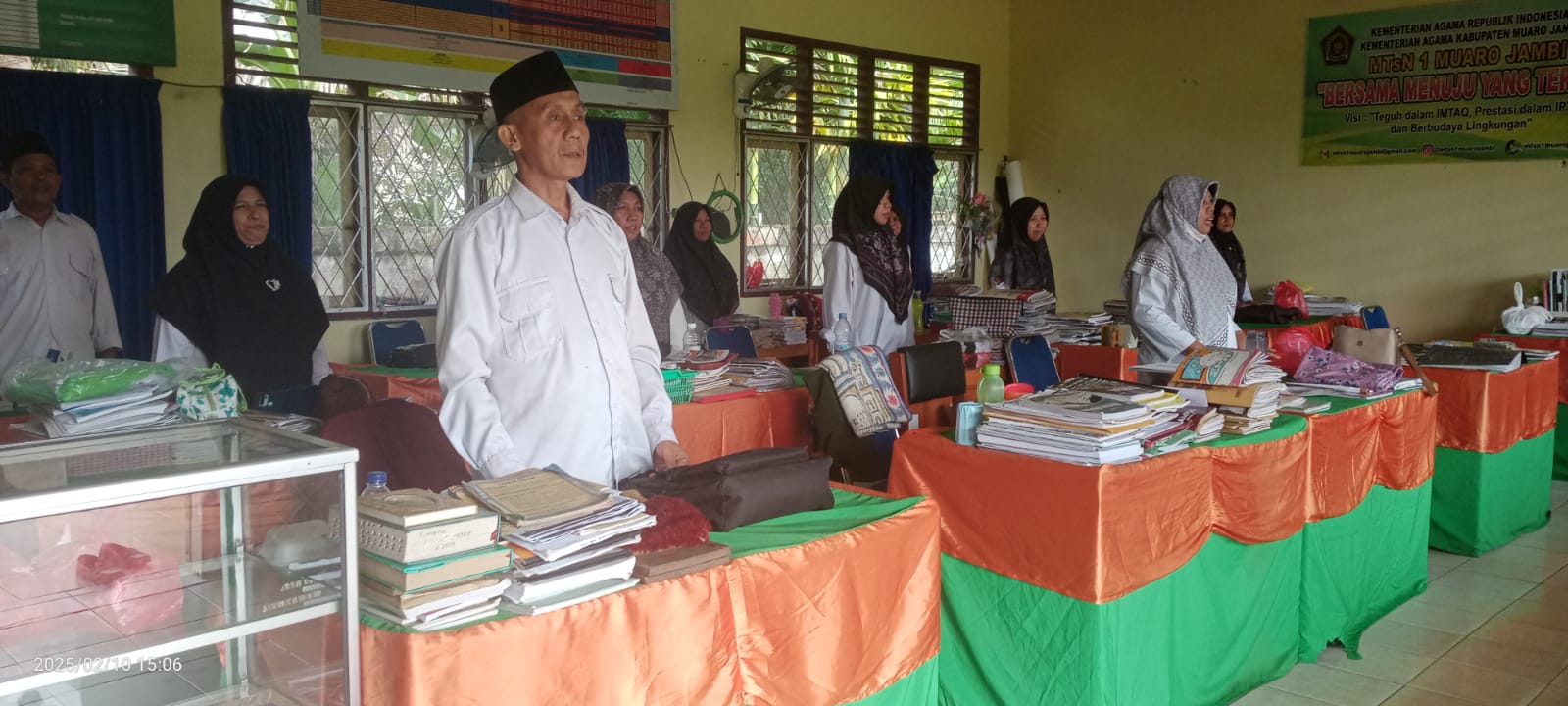 Suasana Hikmad Saat Memperdengarkan Lagu Indonesia Raya