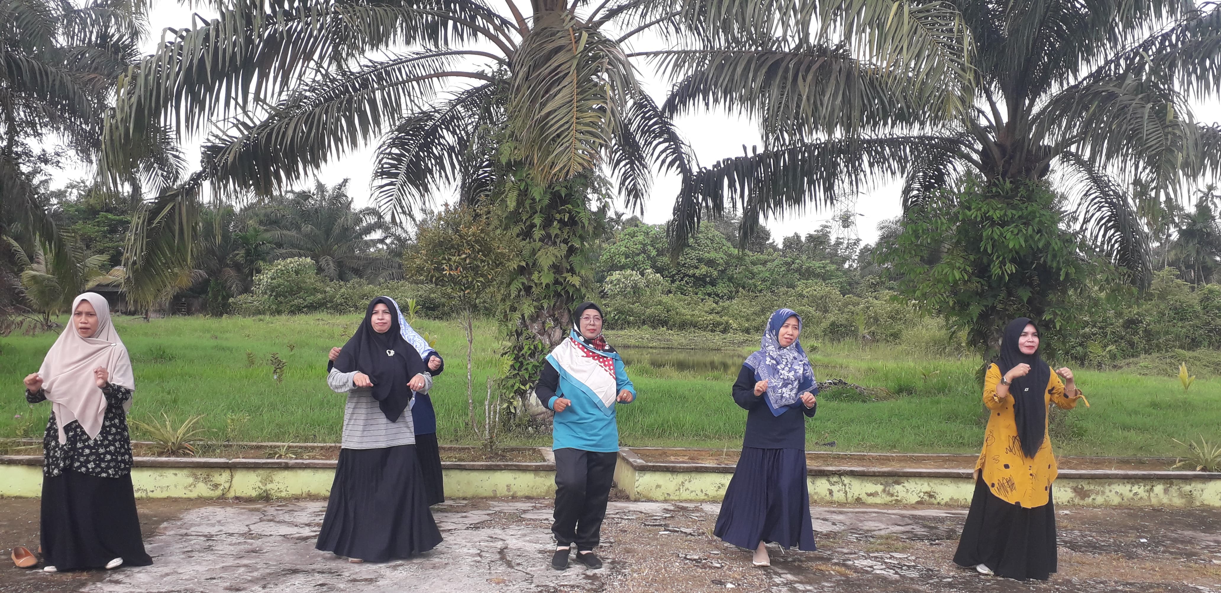 GTK MTsN 1 Muaro Jambi Ikuti Senam Anak Indonesia Hebat (SAIH) GTK MTsN 1 Muaro Jambi Ikuti Senam Anak Indonesia Hebat (SAIH)