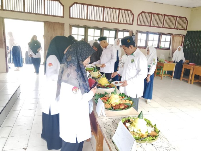 Proyek Nasi Tumpeng Asah Kreativitas Siswa Kelas IX B Proyek Nasi Tumpeng Asah Kreativitas Siswa Kelas IX B