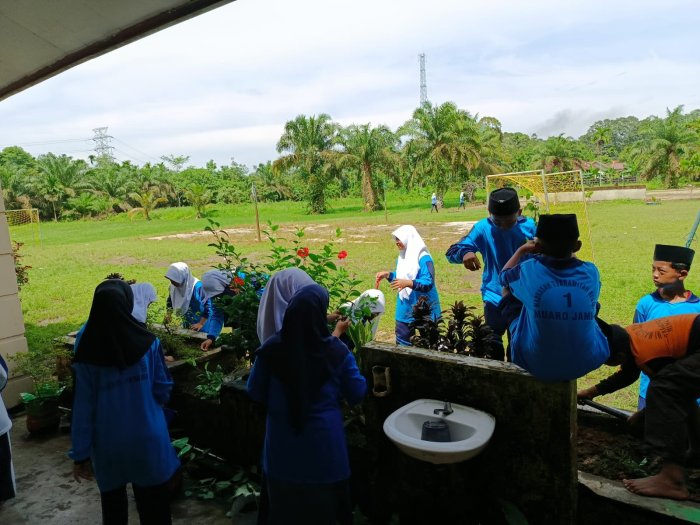 MTsN 1 Muaro Tanamkan Kesadaran Gotong Royong Bersihkan Lingkungan