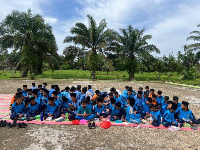 Sarapan Sehat Bersama Siswa di Halaman Madrasah
