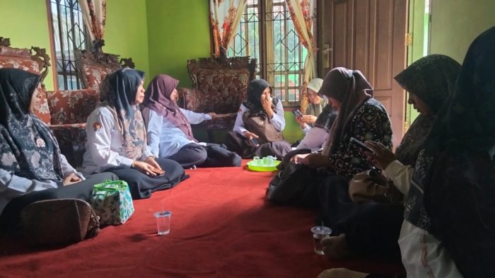 MTsN 1 Muaro Jambi Takziah ke Rumah Duka Staf