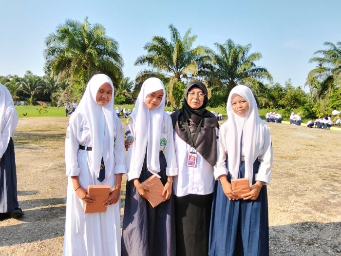 MTsN 1 Muaro Jambi Serahkan Hadiah Lomba Bulan Bahasa