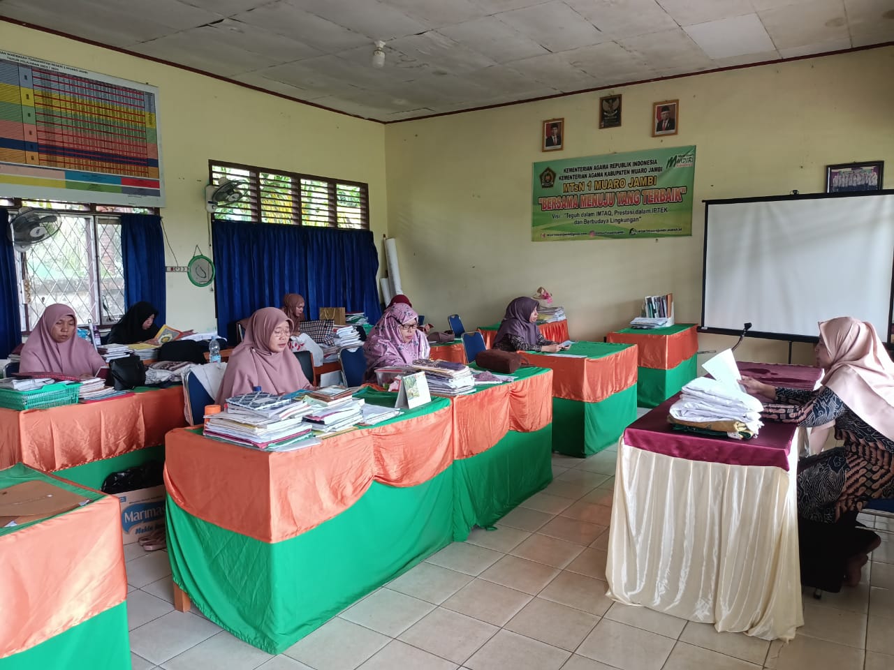 Menanamkan Kecintaan Pada Al-Qur'an Melalui Kegiatan Tadarusan Menanamkan Kecintaan Pada Al-Qur'an Melalui Kegiatan Tadarusan