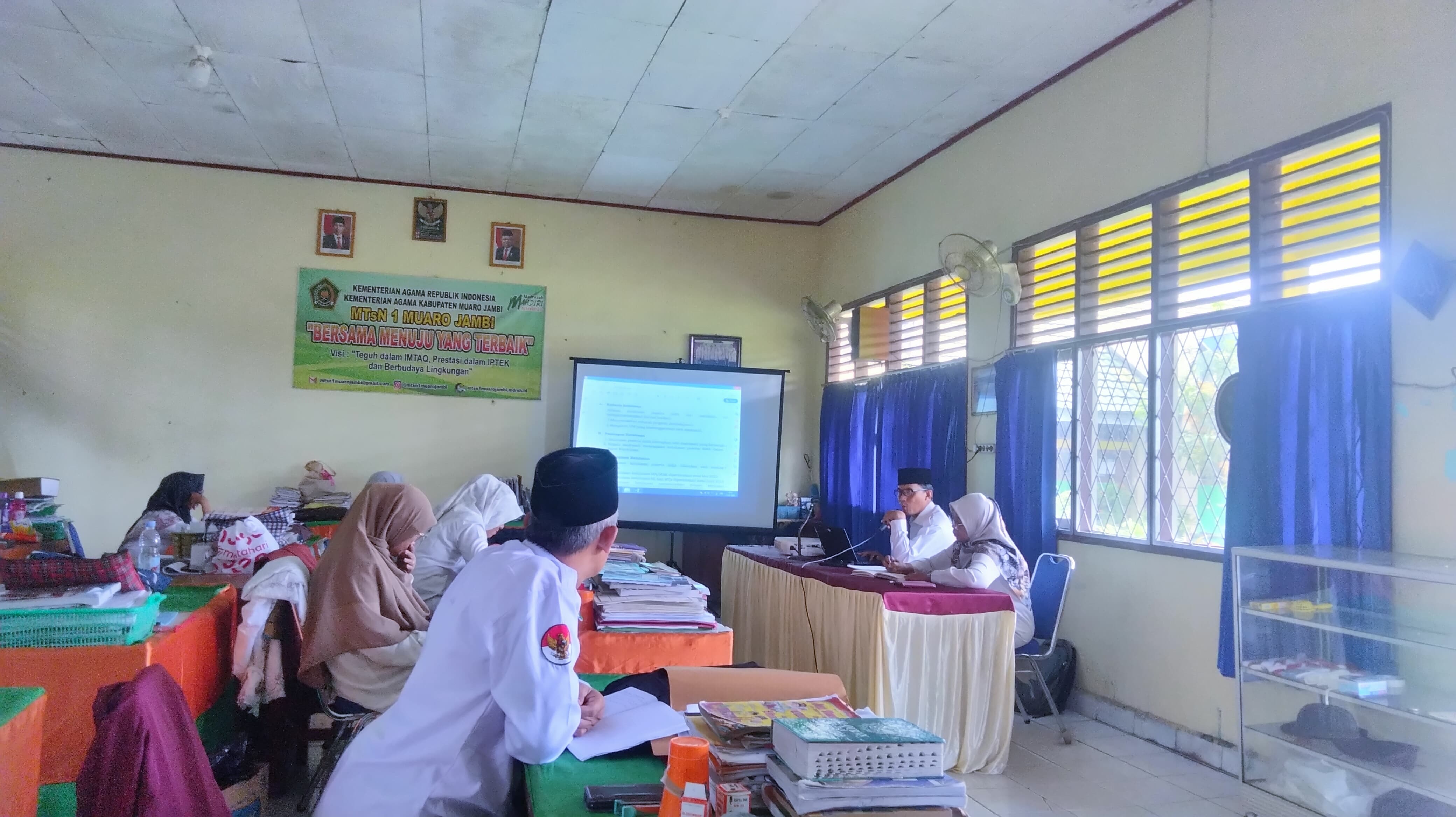 Pengawas Madrasah, DR. M.Sidik, S.Ag., M.Pd., Beri Pendampingan Pembuatan Kisi-Kisi Soal Asesmen Madrasah