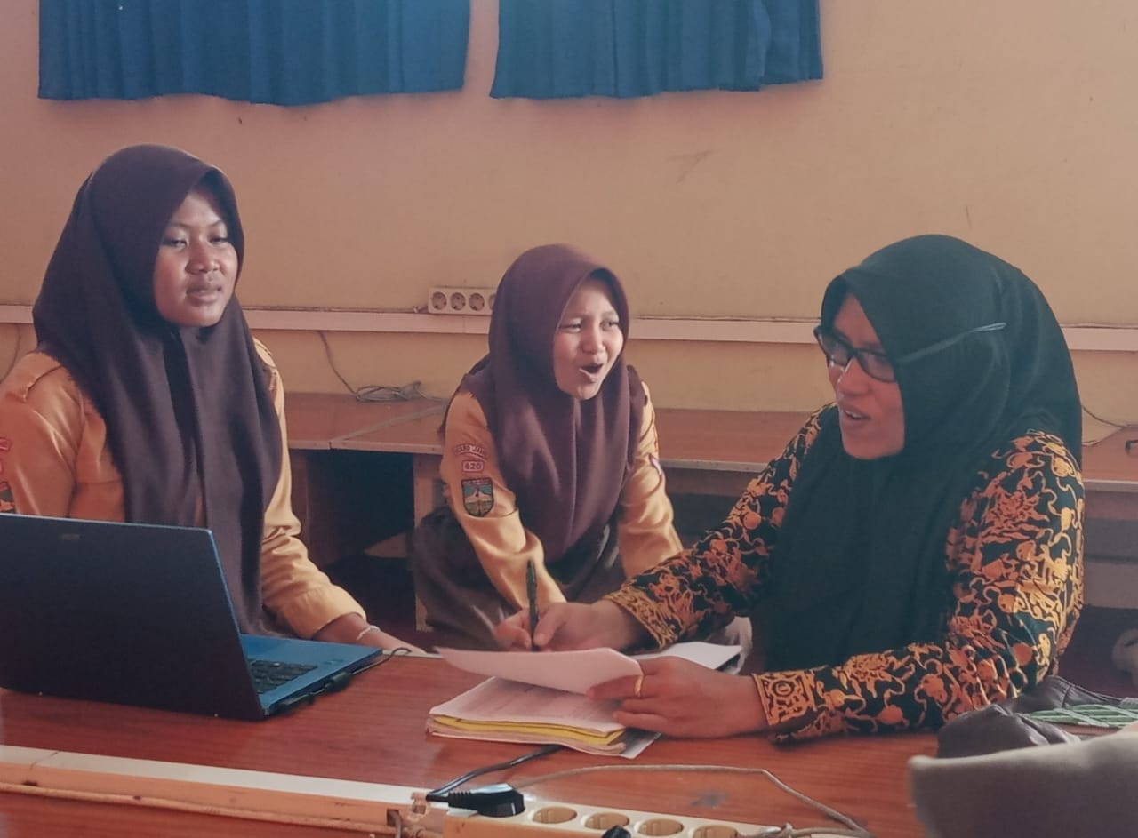 Guru Bahasa Inggris Implementasikan Ujian Praktek Interaktif untuk Kelas VIII