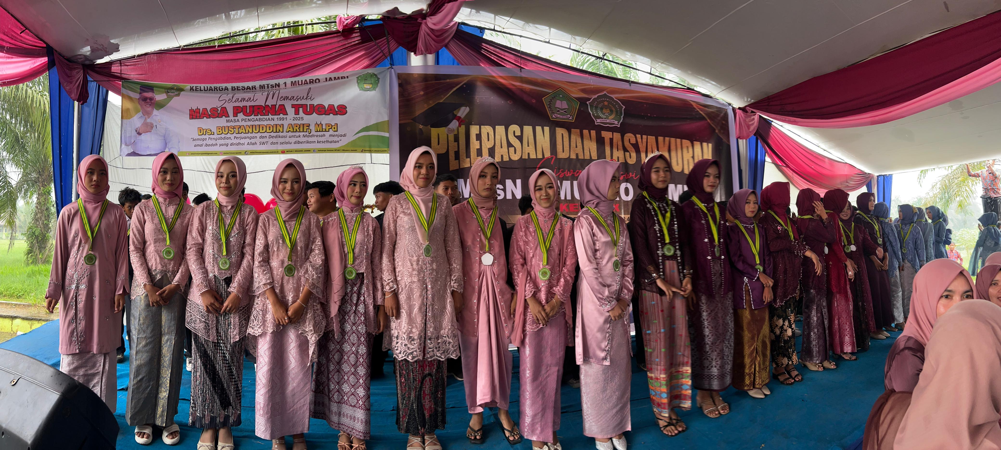 MTsN 1 Muaro Jambi Lepas Siswa Kelas IX Tahun 2024/2025 dengan Tasyakuran