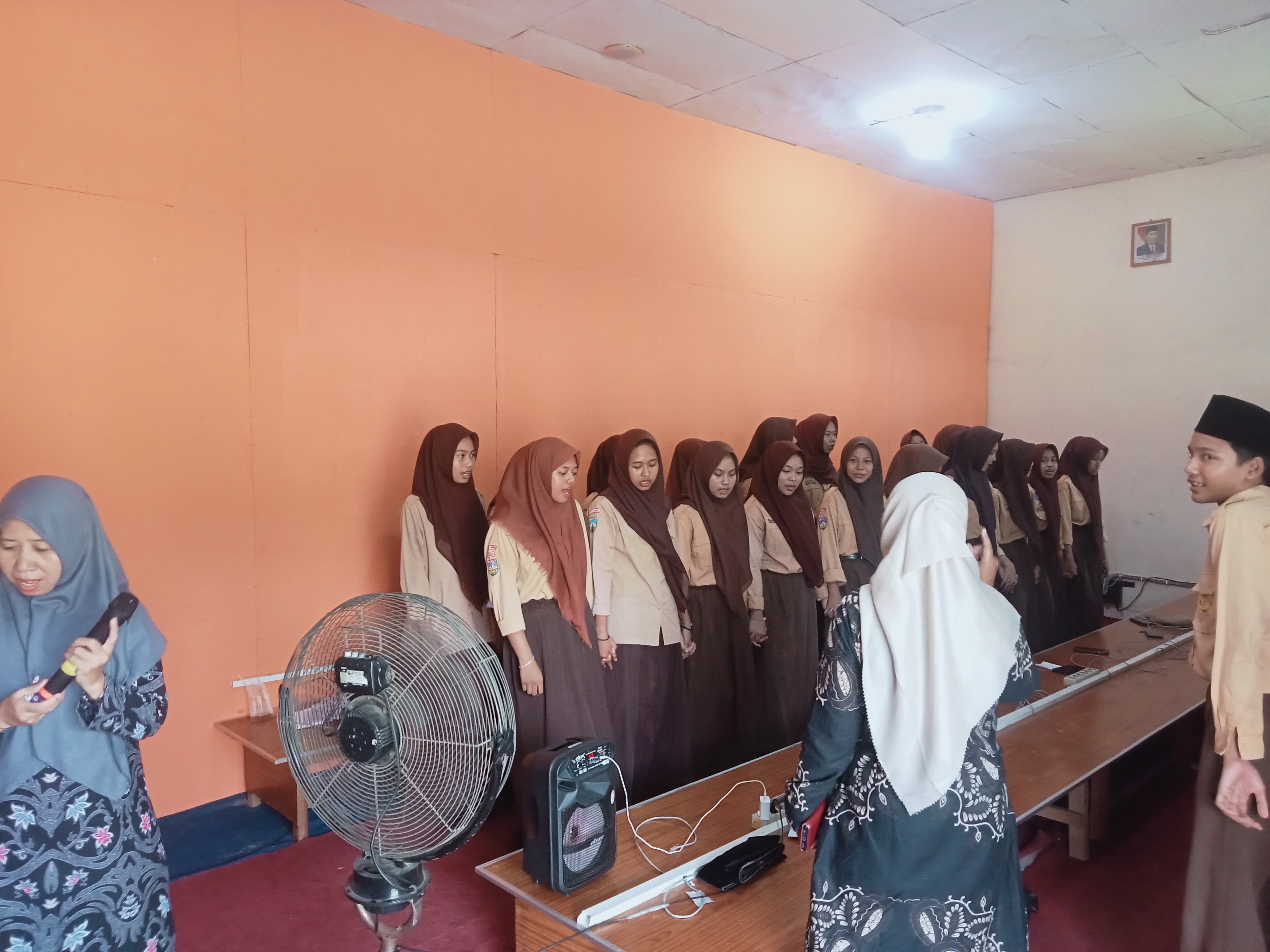 Kelas IX MTsN 1 Muaro Jambi Merilis Harmoni Dalam Warna Baru Latihan Paduan Suara Kelas IX MTsN 1 Muaro Jambi Merilis Harmoni Dalam Warna Baru Latihan Paduan Suara