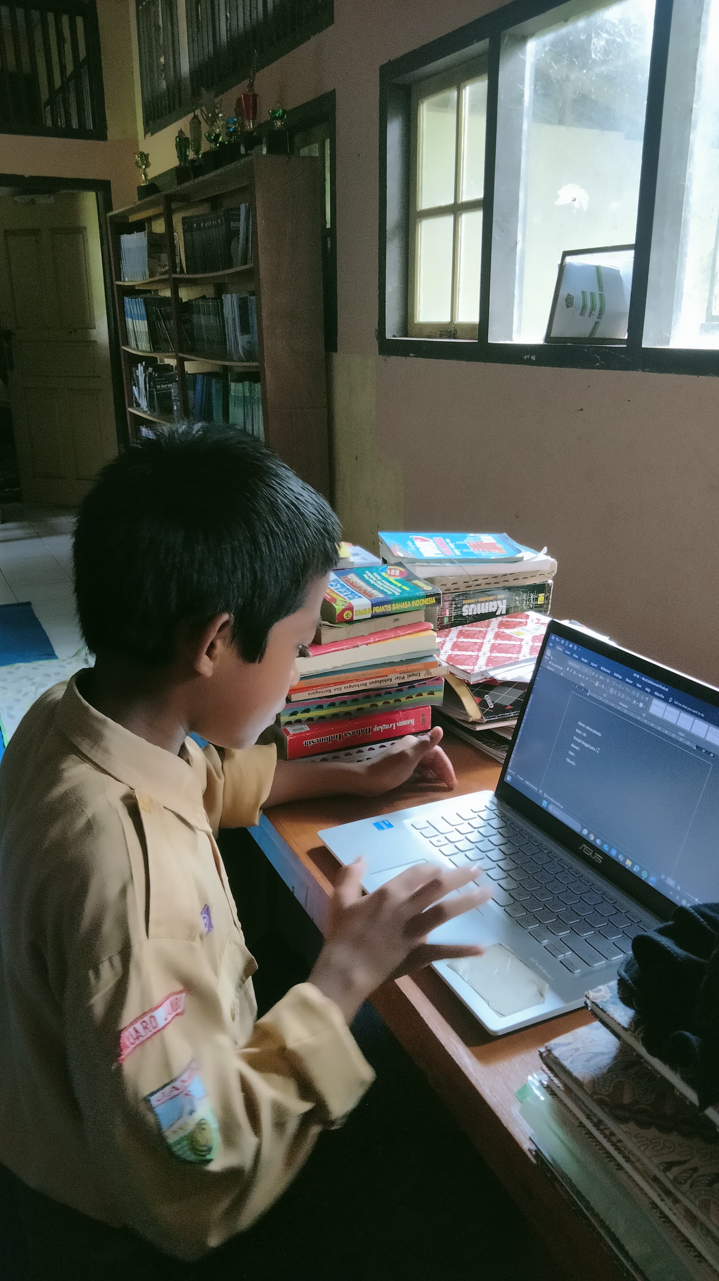 Siswa Kelas VII Implementasikan TIK dalam Ujian Praktek Siswa Kelas VII Implementasikan TIK dalam Ujian Praktek