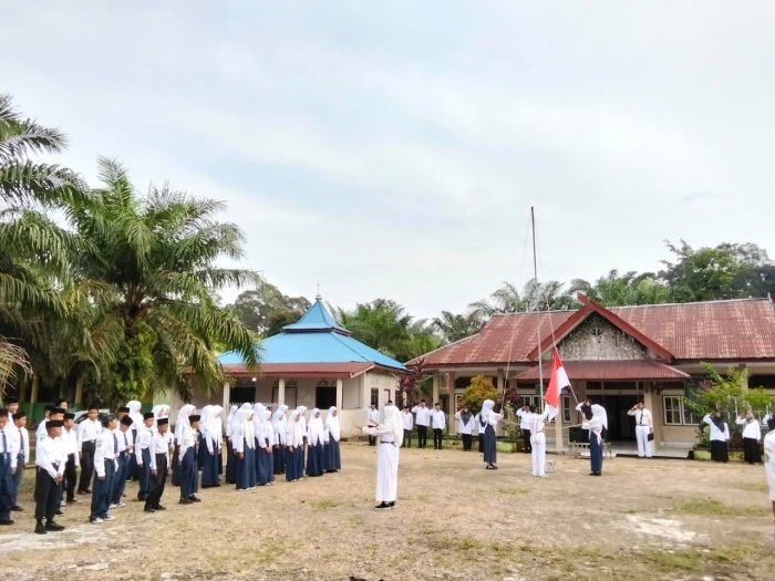 Erni S.Pd Pimpin Upacara Bendera di MTsN 1 Muaro Jambi Erni S.Pd Pimpin Upacara Bendera di MTsN 1 Muaro Jambi