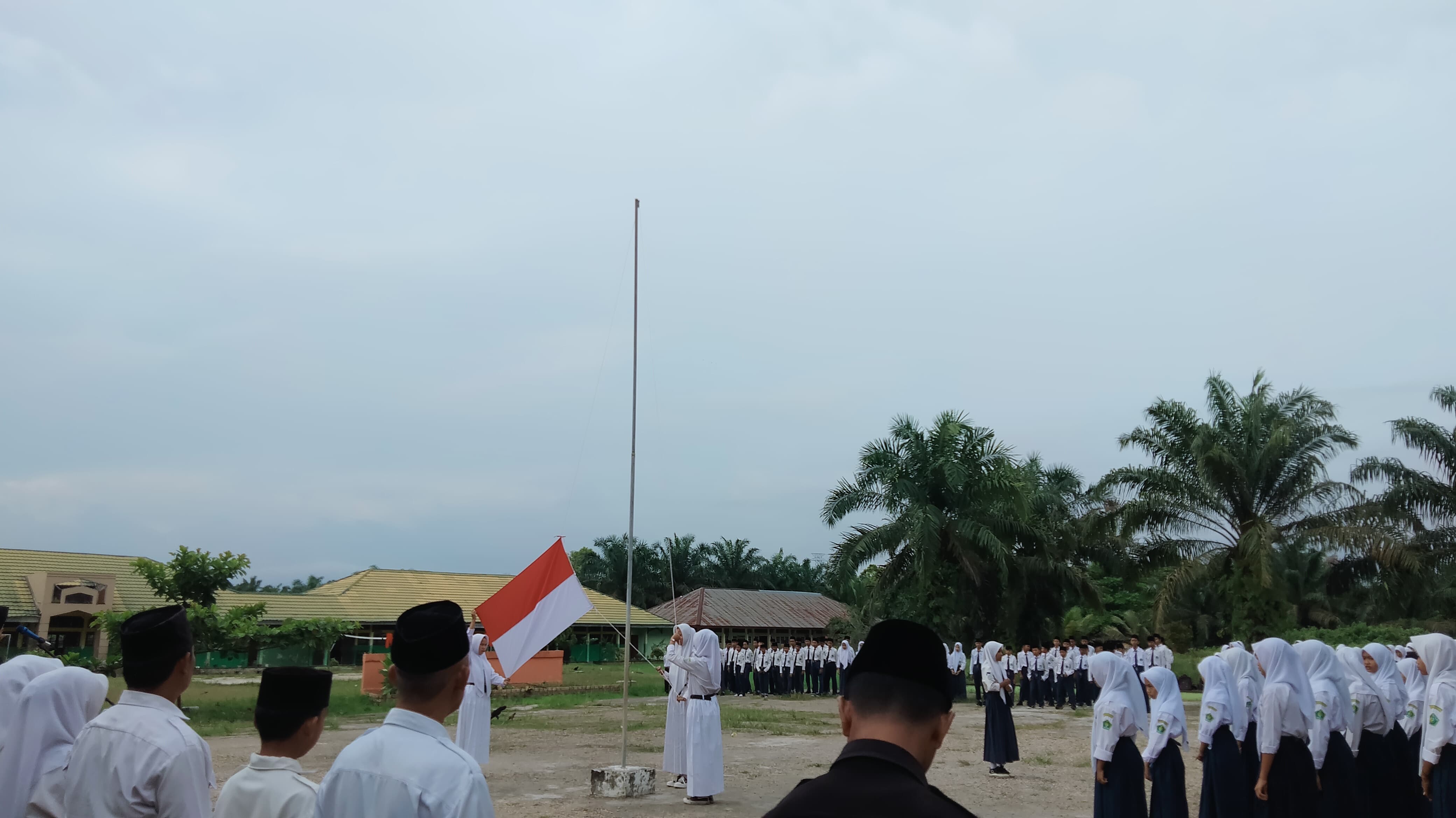 Petugas Upacara Kelas IX C Laksanakan Tugas dengan Baik