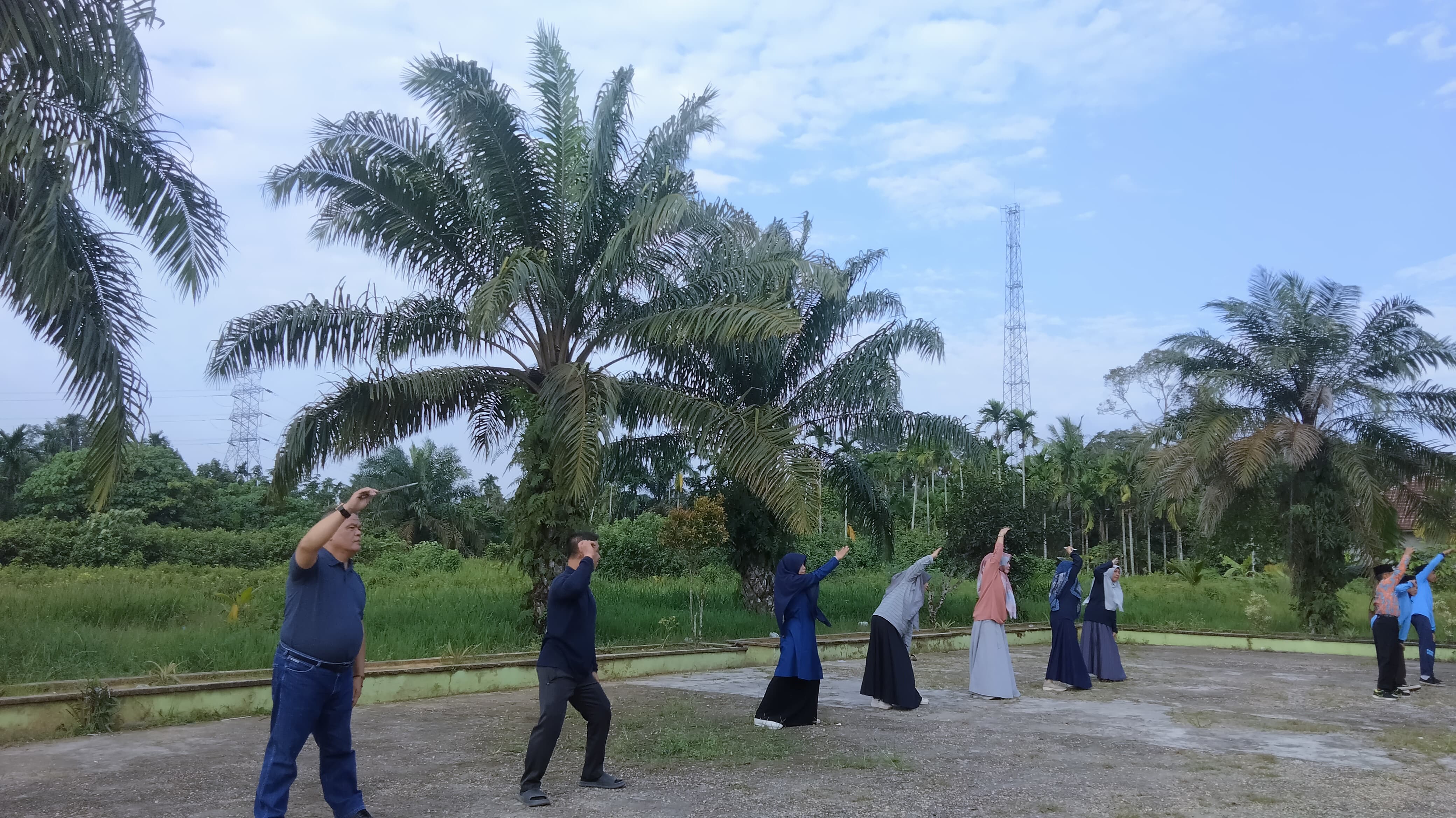 Semanagat GTK Ikuti Gerakan Senam Sehat Semanagat GTK Ikuti Gerakan Senam Sehat