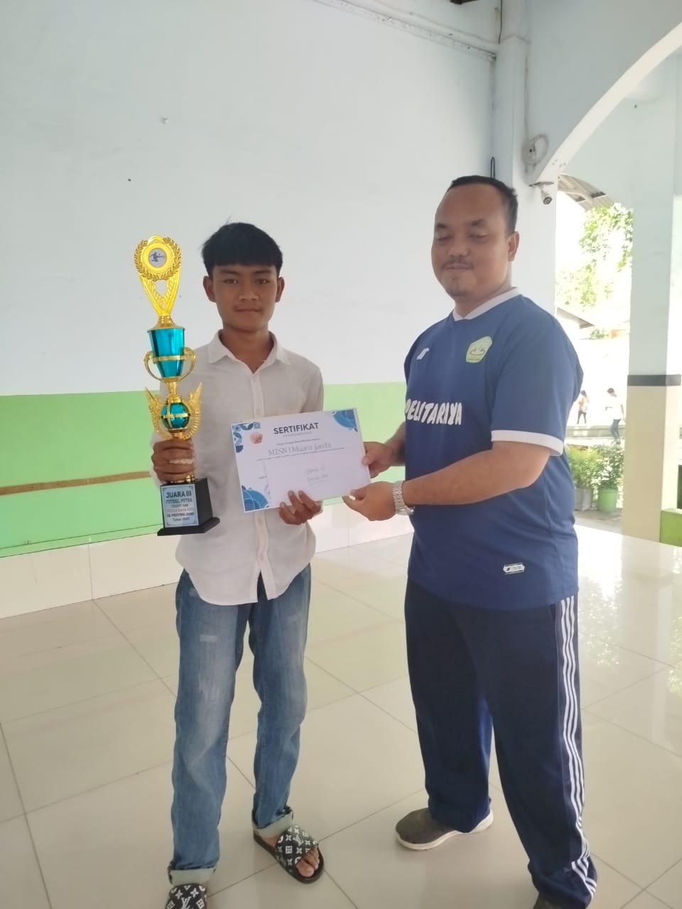 Tim Futsal MTsN 1 Muaro Jambi Terima Hadiah Futsal Competion