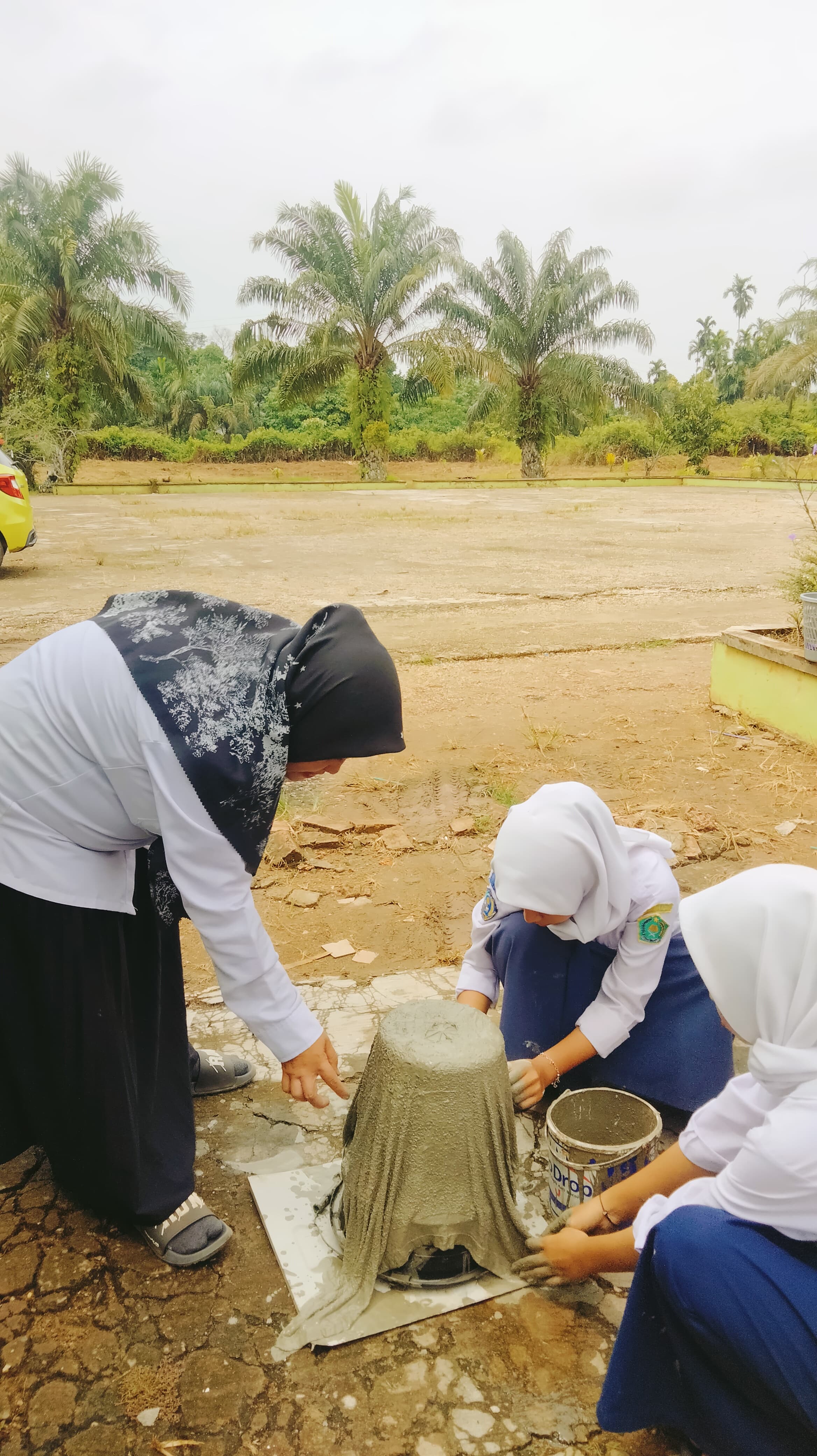 Pemanfaatan Handuk Bekas Menjadi Pot Bunga