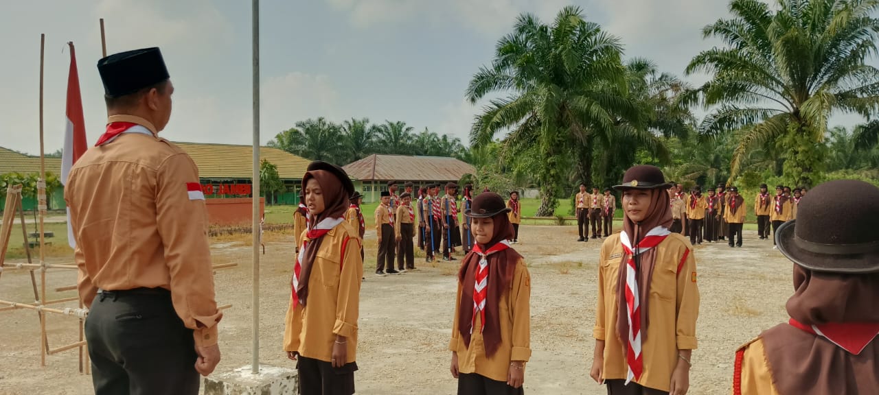 Perbukaan Persami MTsN 1 Muaro Jambi oleh Waka Kesiswaan Perbukaan Persami MTsN 1 Muaro Jambi oleh Waka Kesiswaan