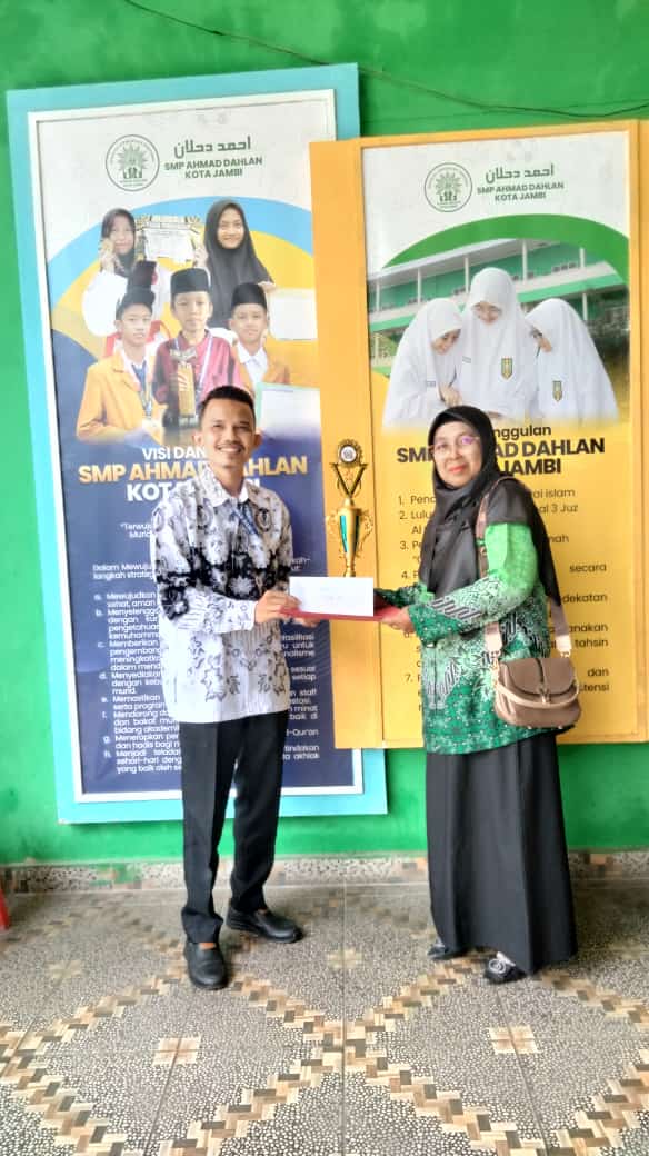 Penyerahan Piala Futsal oleh Kepala SMP Ahmad Dahlan