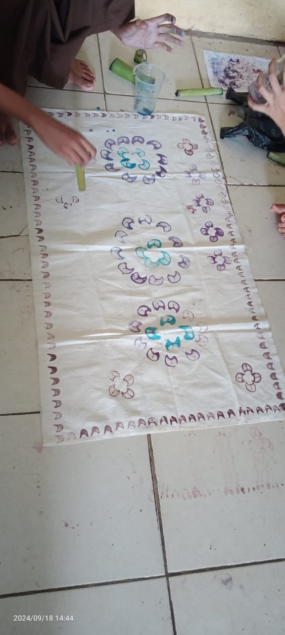Meningkatkan Kreatifitas Siswa Melalui Batik Cap Pelepah Pisang