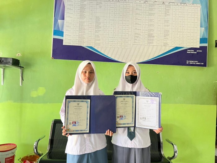 Alumni MTsN 1 Muaro Jambi Terima Ijazah Kelulusan