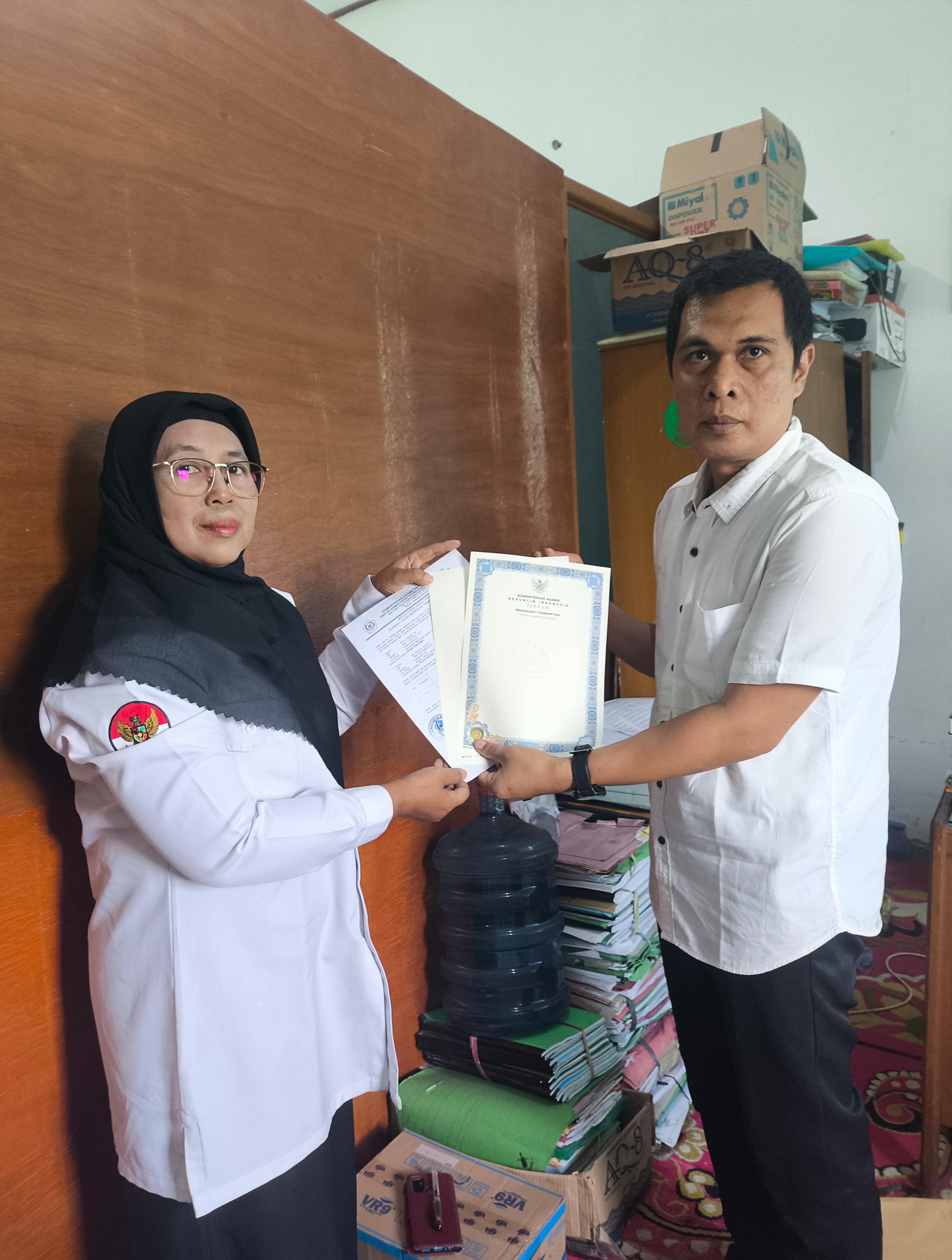 Kepala MTsN 1 Muaro Jambi Resmi Terima Blanko Ijazah dari Pemerintah