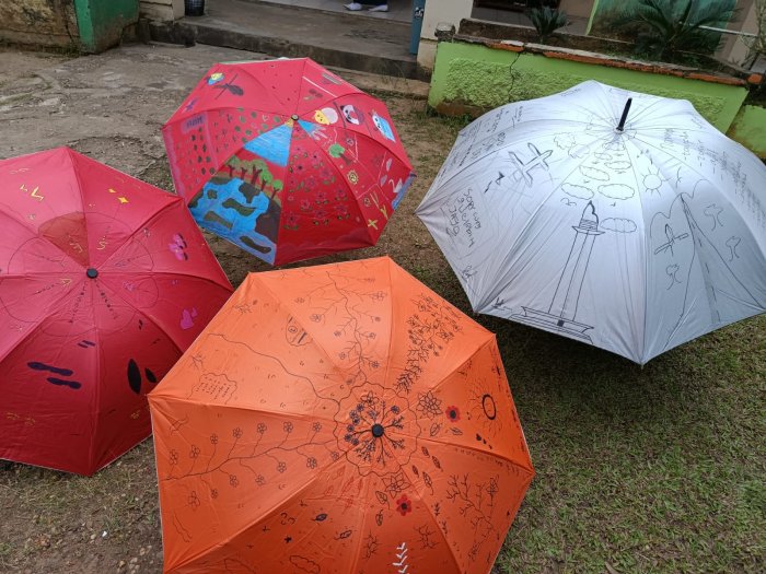 Siswa MTsN 1 Muaro Jambi Lukis Payung Angkat Budaya Lokal