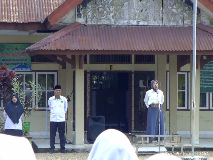 Pembina Upacara MTsN 1 Muaro Jambi Tekankan Disiplin Lingkungan Pembina Upacara MTsN 1 Muaro Jambi Tekankan Disiplin Lingkungan