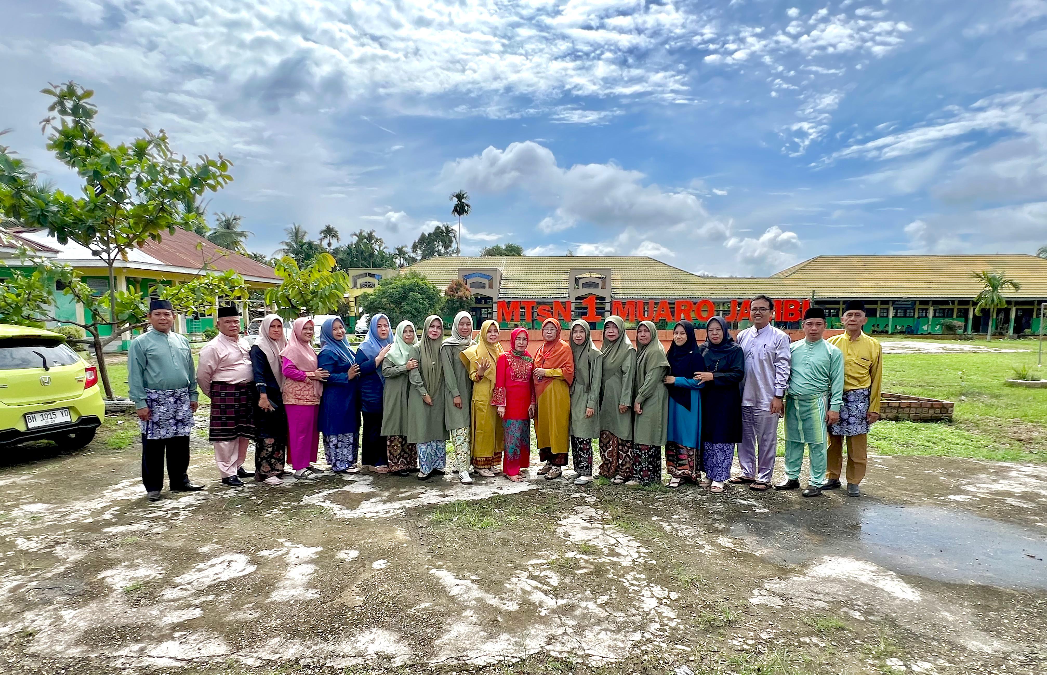 HUT Provisi Jambi, Guru dan Tenaga Pendidik MTsN 1 Muaro Jambi Gunakan Pakaian Melayu