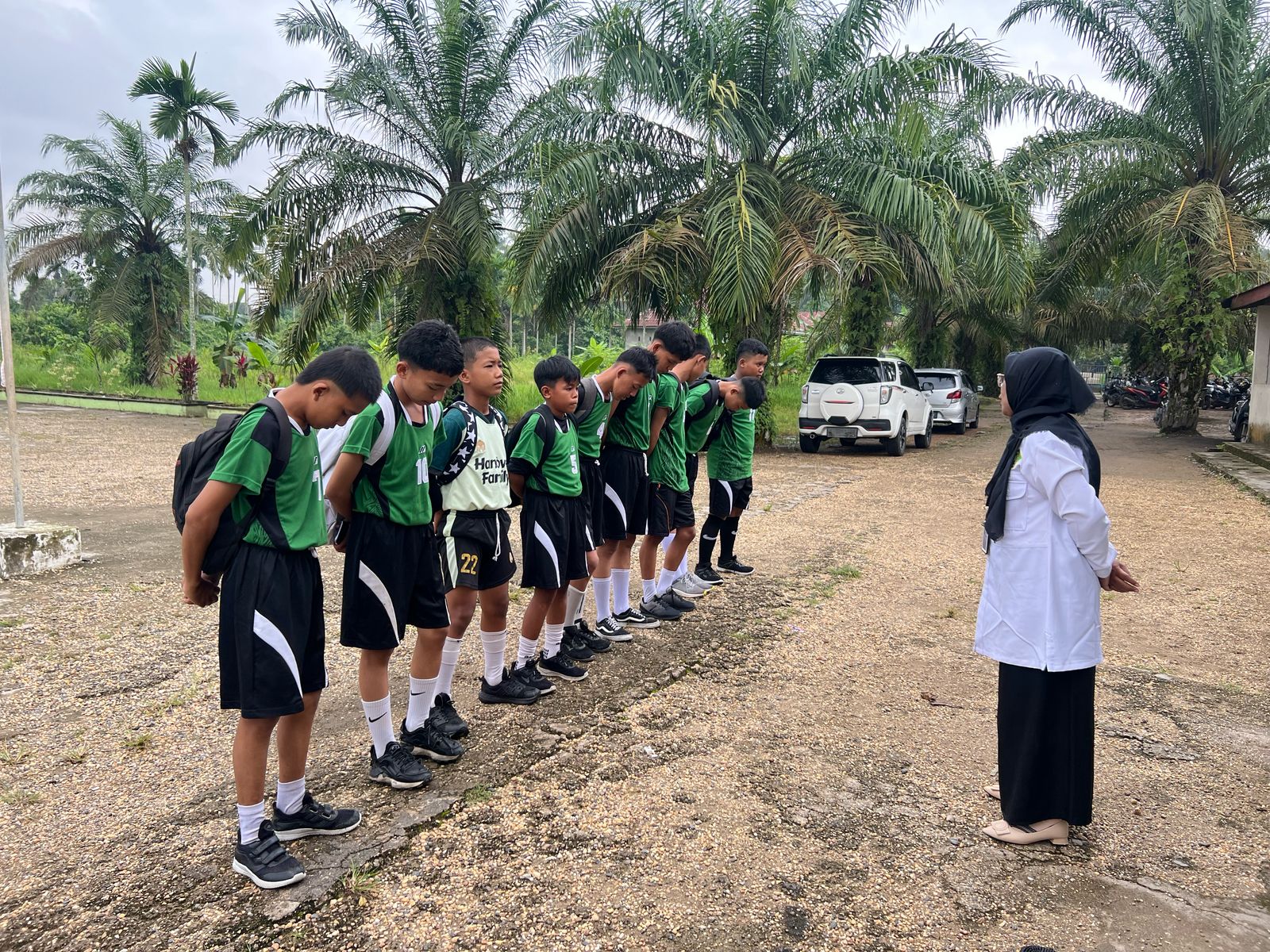 Kepmad Sangat Mengapresiasi Tim Volly MTsN 1 Muaro Jambi Kepmad Sangat Mengapresiasi Tim Volly MTsN 1 Muaro Jambi