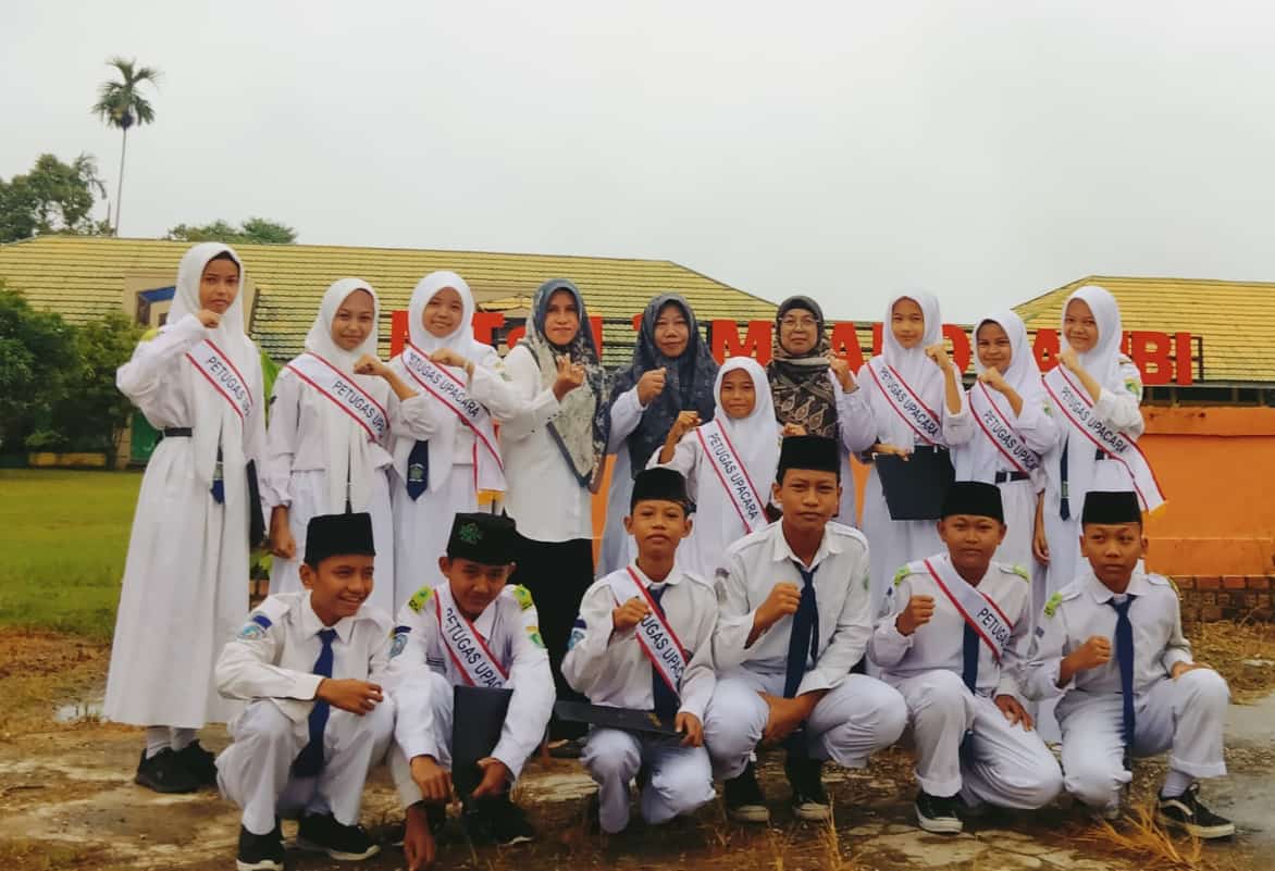 Siswa Kelas VIII C Siap Sebagai Petugas Upacara Senin Pagi Siswa Kelas VIII C Siap Sebagai Petugas Upacara Senin Pagi